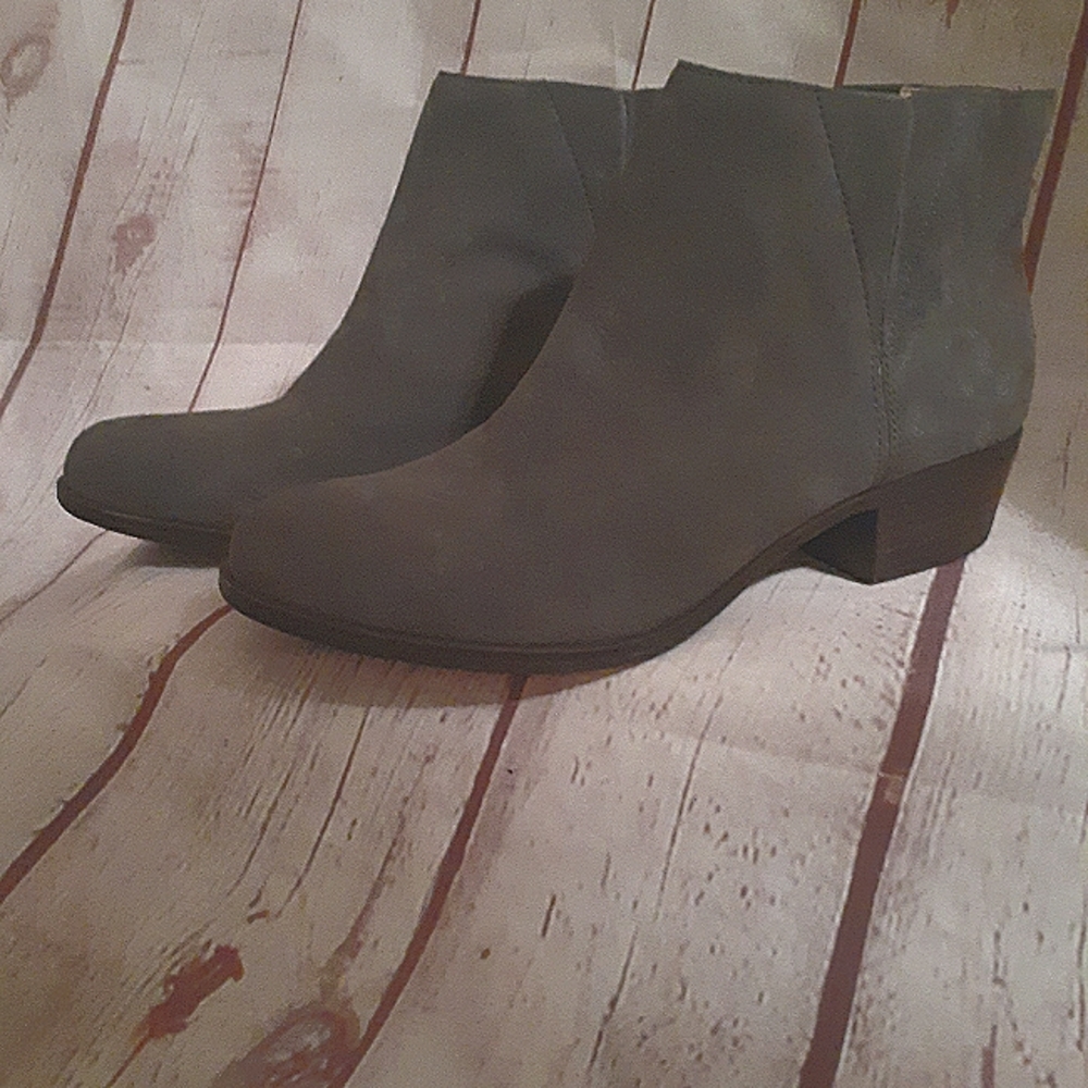 Lucky Brand "Benissa" Gray Suede Ankle Boots 9.5M